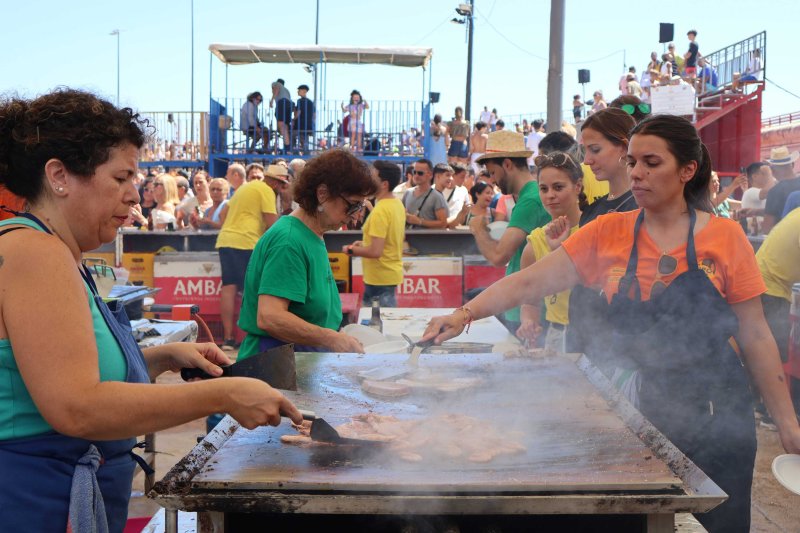 GALERIA DE FOTOS de l'estrene del BARET de les festes de DUANES: gran ambient, “botellins” a caixes i, a més… bous a la mar GALERIA DE FOTOS de l'estrene del BARET de les festes de DUANES: gran ambient, “botellins” a caixes i, a més… bous a la mar